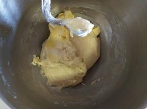 3．加入黄油低速搅拌让面团吸收黄油。