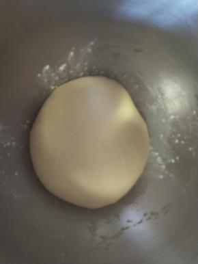 5．。面团滚圆盖保鲜膜进行基础发酵，发酵到2-2.5倍大。