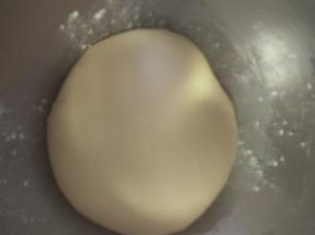 5．。面团滚圆盖保鲜膜进行基础发酵，发酵到2-2.5倍大。