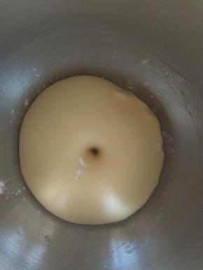 6．用手指沾面粉戳洞不回缩不塌陷即可。