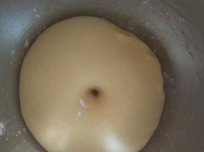 6．用手指沾面粉戳洞不回缩不塌陷即可。