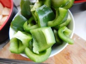 洋葱切好放水里泡上，彩椒同样切好备用