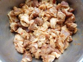 加入料酒，加入cook100孜然烤肉料 ， 抓匀放冰箱腌一晚上