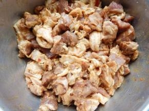 加入料酒，加入cook100孜然烤肉料 ， 抓匀放冰箱腌一晚上