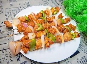 刷上一层剩余的腌料，在烤10分钟