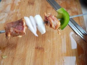 用准备好的签子穿好肉串