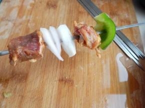 用准备好的签子穿好肉串