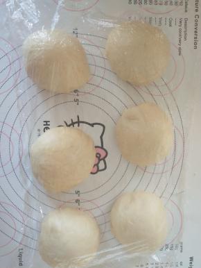 7．分割成3个小面团，我做了两倍，所以是6个面团。滚圆松弛15分钟