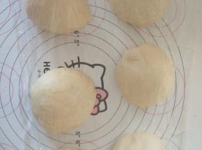 7．分割成3个小面团，我做了两倍，所以是6个面团。滚圆松弛15分钟