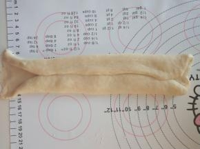 8．取一个面团擀长，翻面后两边向中间折叠。