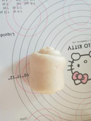 9．从上卷起，收紧封口。