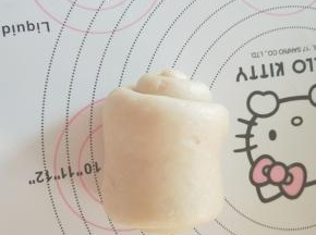 9．从上卷起，收紧封口。