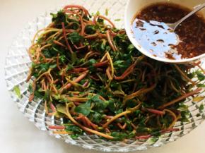 冷却的马齿苋脚上蒜泥汁拌匀。