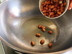 炒一小碗花生米，炒制过程全程小火，不停的翻炒，这是我的独门秘籍。