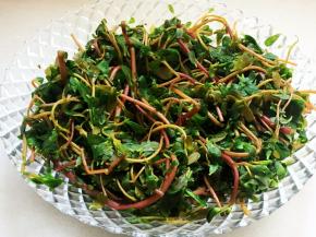 凉拌不用过冷水，在一个大的容器中摊开散热。