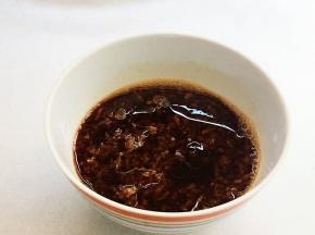 蒜泥中加入白糖、米醋、生抽、香油搅拌均匀。