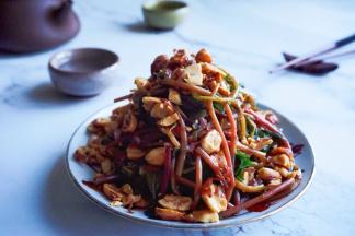 撒上花生碎，吃一口，香气四溢，马齿苋的清脆爽口与花生碎的香酥，两者相得益彰。