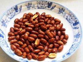 炒至花生金黄色，盛出晾凉。