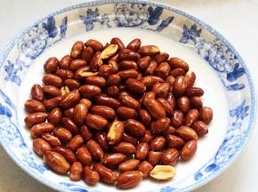 炒至花生金黄色，盛出晾凉。