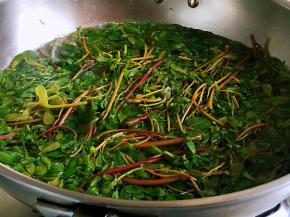 入锅焯烫一分钟，捞出。