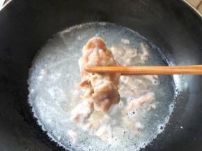 水煮开，放入肥牛至变色捞出
