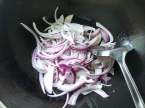 锅中烧油放入洋葱翻炒至软