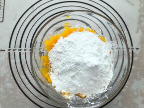 放入糯米粉，不要一次加入，我是从130克慢慢加到180克的，每个南瓜蒸出来水份都不一样