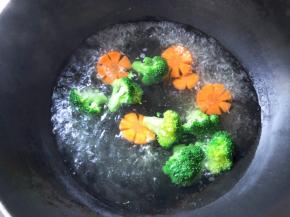 西兰花和红萝卜煮熟
