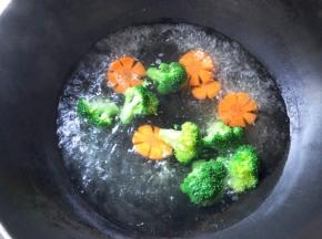 西兰花和红萝卜煮熟