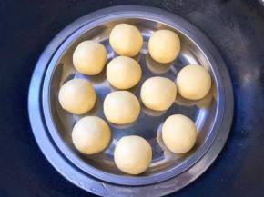 揉圆放入蒸格中，蒸10分钟