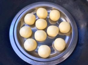 揉圆放入蒸格中，蒸10分钟