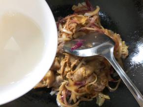 倒入水淀粉翻炒收汁