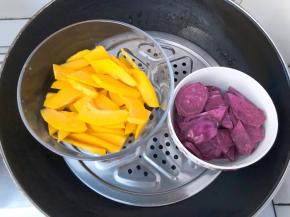 南瓜紫薯切片放入蒸锅中蒸软