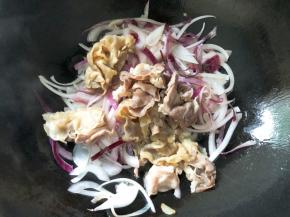 倒入肥牛继续翻炒均匀