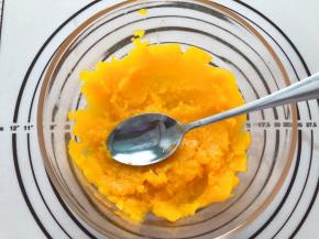 南瓜蒸软以后，倒去多余水份，用勺子压成泥