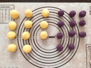 南瓜糯米团分成30克一个揉圆，紫薯15克一个揉圆