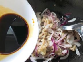 倒入酱汁翻炒