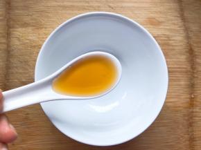 准备酱汁，两勺料酒
