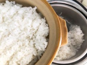 米饭提前煮熟舀入碗中