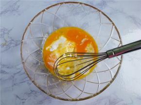 备个无水无油的料理盆，把鸡蛋磕入盆中倒入酸奶，糖粉充分搅拌均匀。