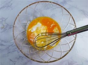 备个无水无油的料理盆，把鸡蛋磕入盆中倒入酸奶，糖粉充分搅拌均匀。