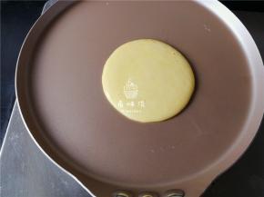 备个学厨的煎盘小火加热，把面糊装入裱花带中，锅热后，就把面糊挤入盘中，一个小圆饼形状。