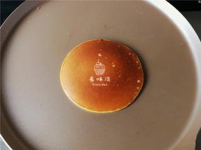 松饼必须全程小火煎制，轮到下一个先把锅降温，避免煎糊了。