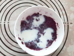 紫薯压成泥，倒入纯牛奶搅拌均匀