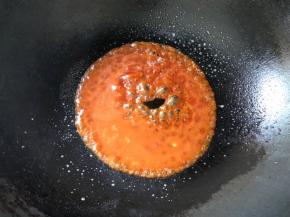 锅中留底油，倒入酱汁，烧至冒泡关小火