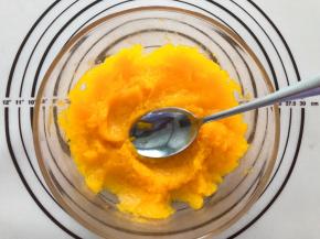 倒出多余水份，用勺子压成泥