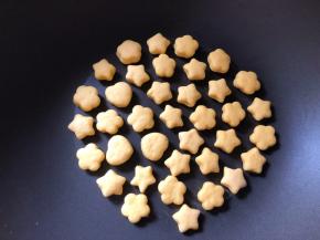 放入不粘锅中，盖上盖子小火煎