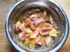 一勺淀粉，搅拌均匀腌制半小时