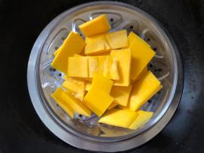 南瓜切片放入蒸锅中蒸软