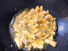 锅中油烧热，放入里脊肉炸4分钟捞出